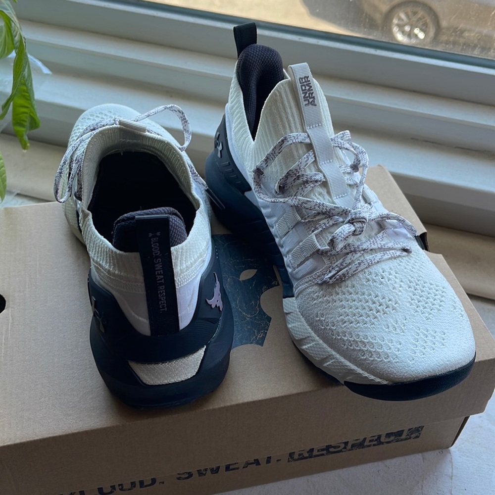 Under Armor HOVR size 9
